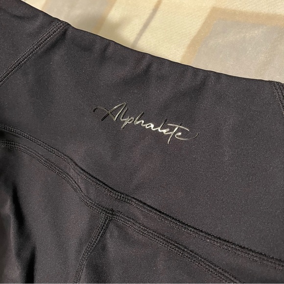 ✨SOLD✨Alphalete Pulse Surge Shorts 4” Size Medium - Picture 4 of 7